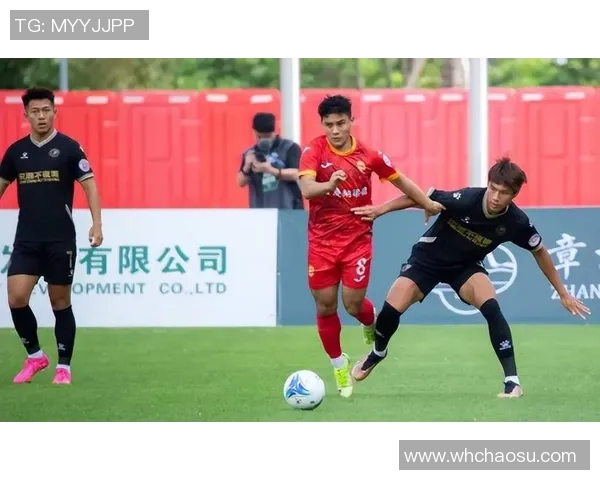 足球明星勇敢跳下高墙挑战极限 展现超凡胆量与决心